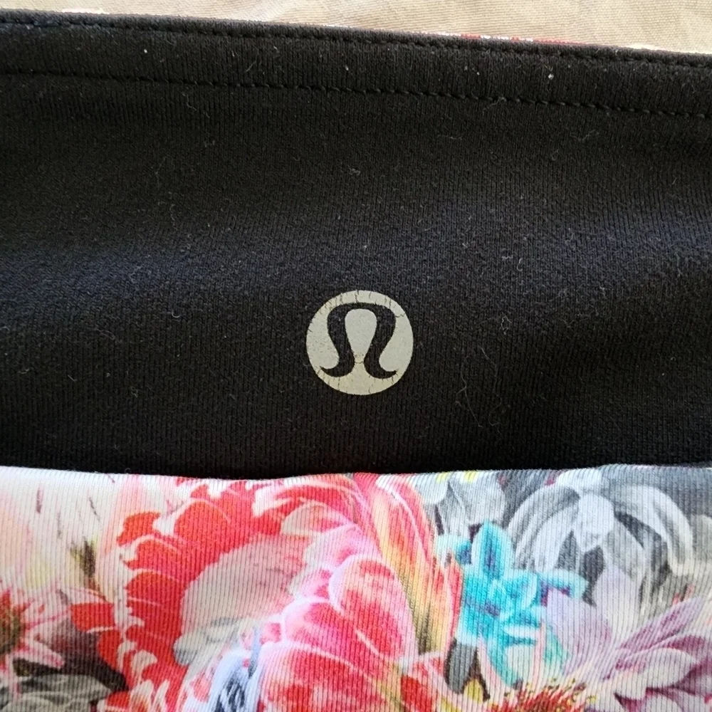 Lululemon Black Cropped Leggings Floral Colorblock Waistband Size 6
